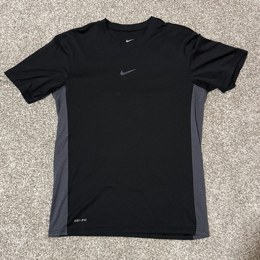 Nike Men's Black and Gray Short Sleeve Tee